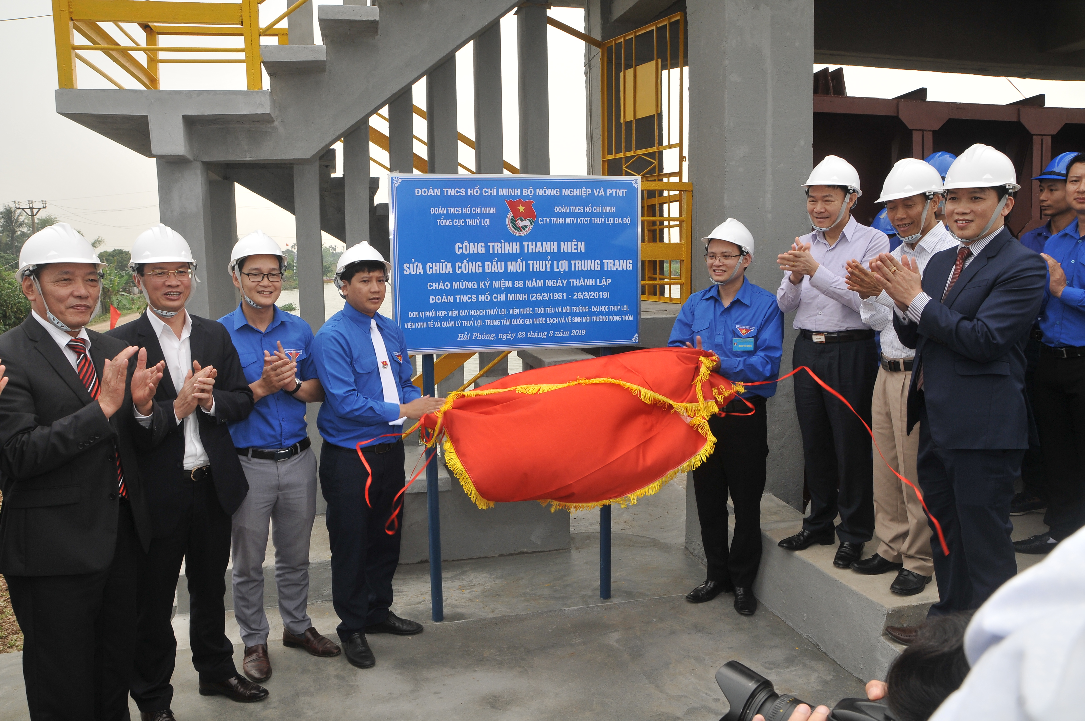 Gắn biển công trình và đưa vào sử dụng cống Trung Trang, xã Quang Hưng (An Lão)