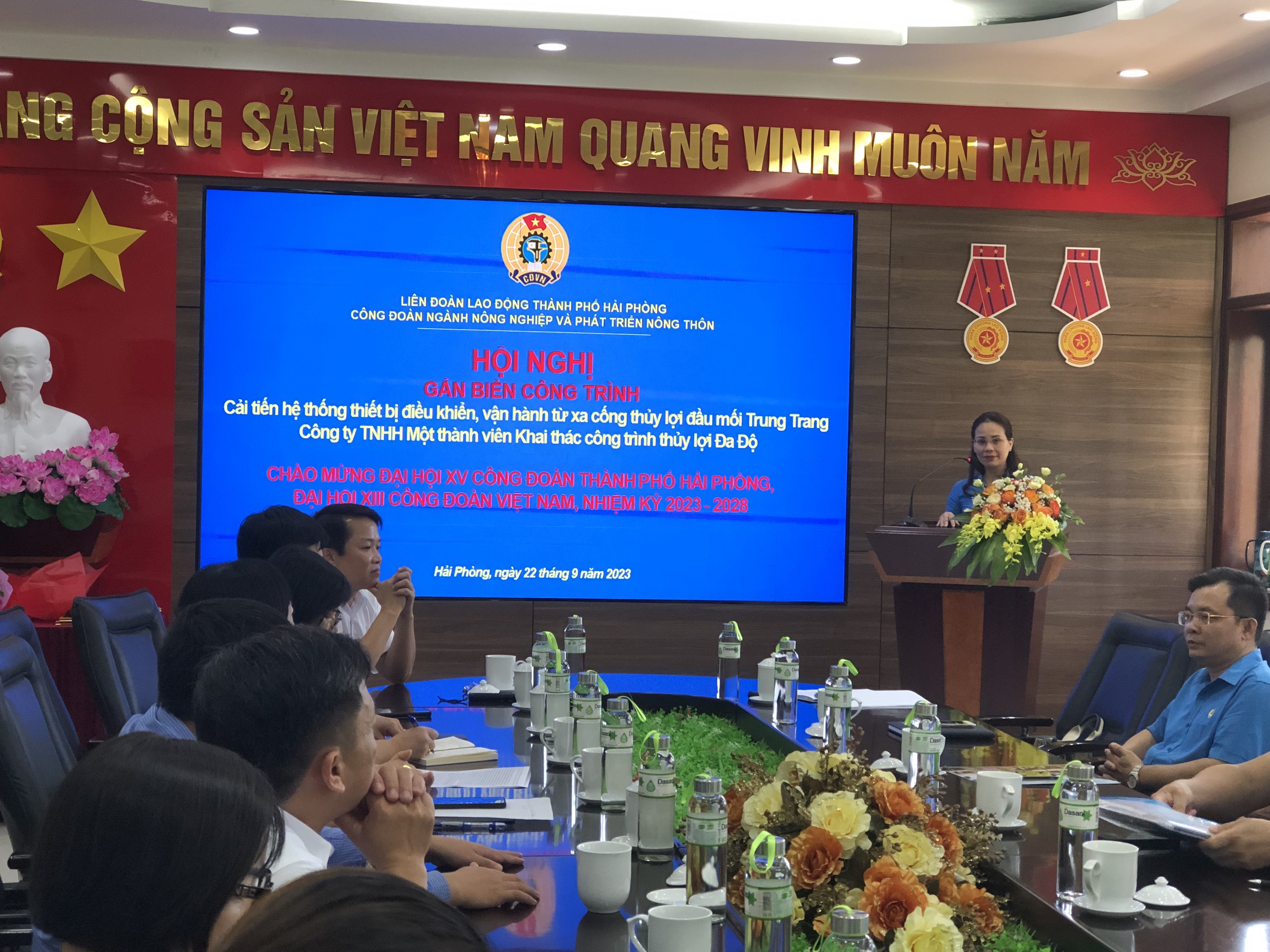 GẮN BIỂN CÔNG TRÌNH CHÀO MỪNG ĐẠI HỘI CÔNG ĐOÀN LẦN THỨ 15, NHIỆM KỲ 2023-2028