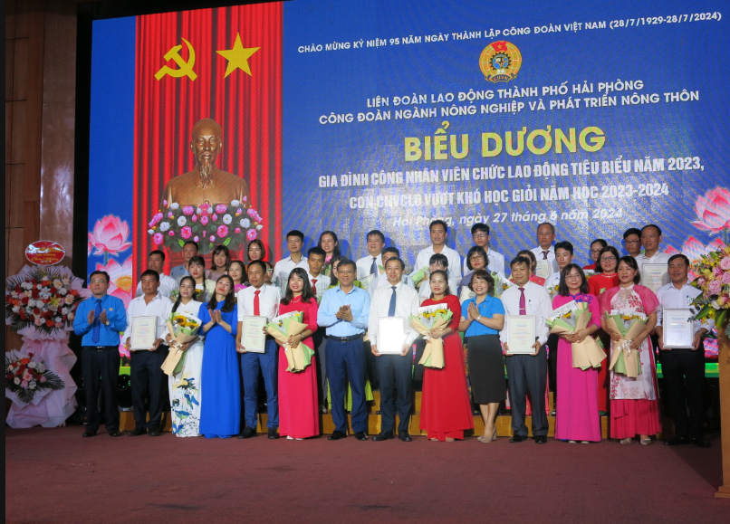 Công đoàn ngành NN&PTNT Hải Phòng biểu dương gia đình công nhân viên chức tiêu biểu và con em vượt khó học giỏi