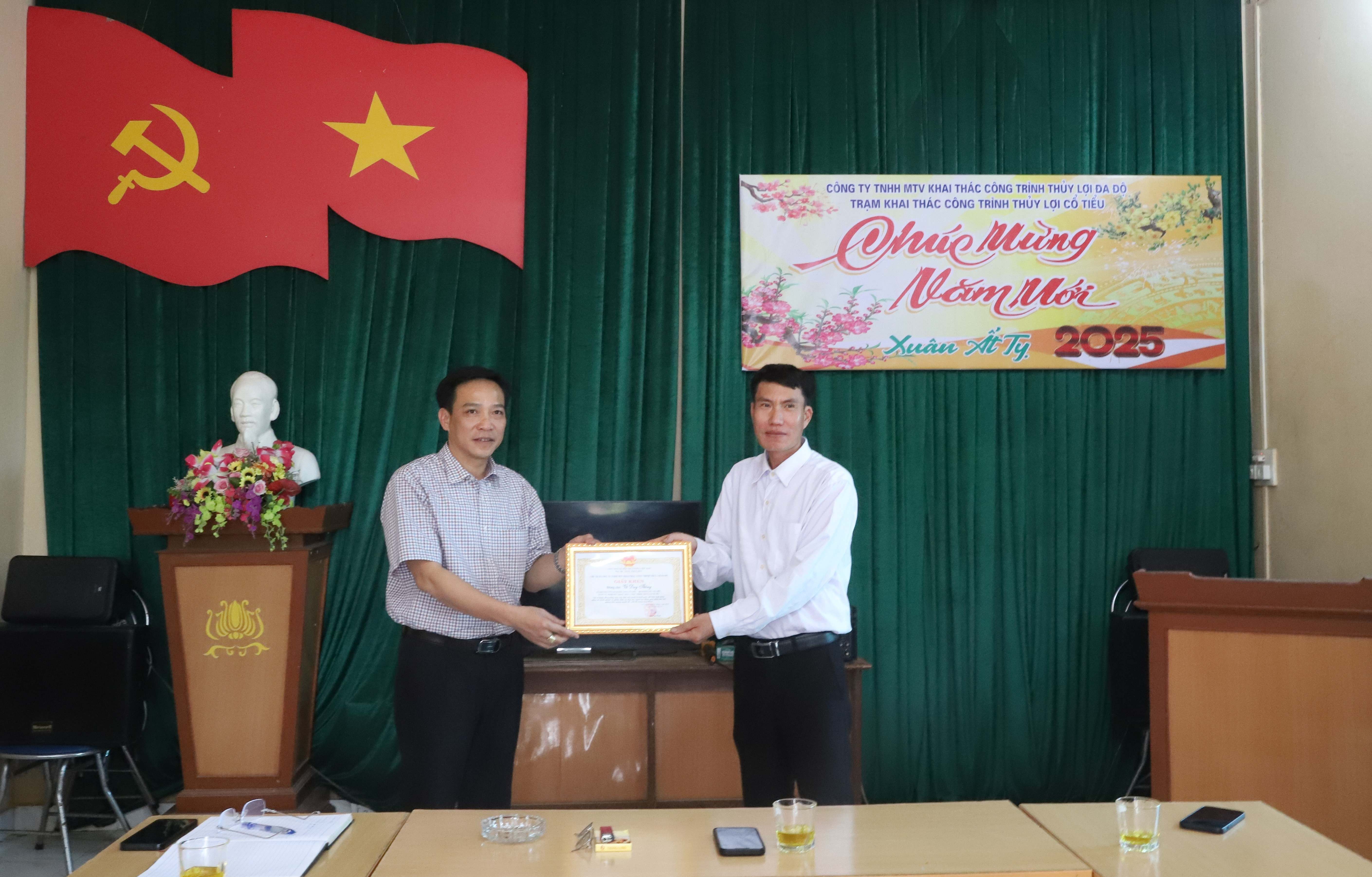 Công ty TNHH MTV Khai thác công trình thuỷ lợi Đa Độ Khen thưởng công nhân kịp thời cứu 2 học sinh bị đuối nước tại cống Cổ Tiểu (Kiến Thuỵ)